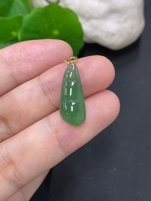 F46594421 翡翠福豆镶嵌挂件  18k金扣头 货品总重约1.17g
