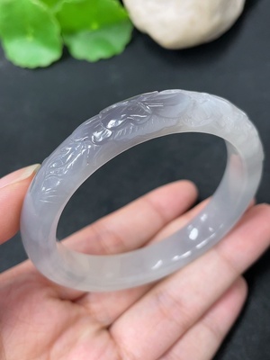 H46574705 和田玉雕花手镯    圈口55.4    货品总重约44.8g