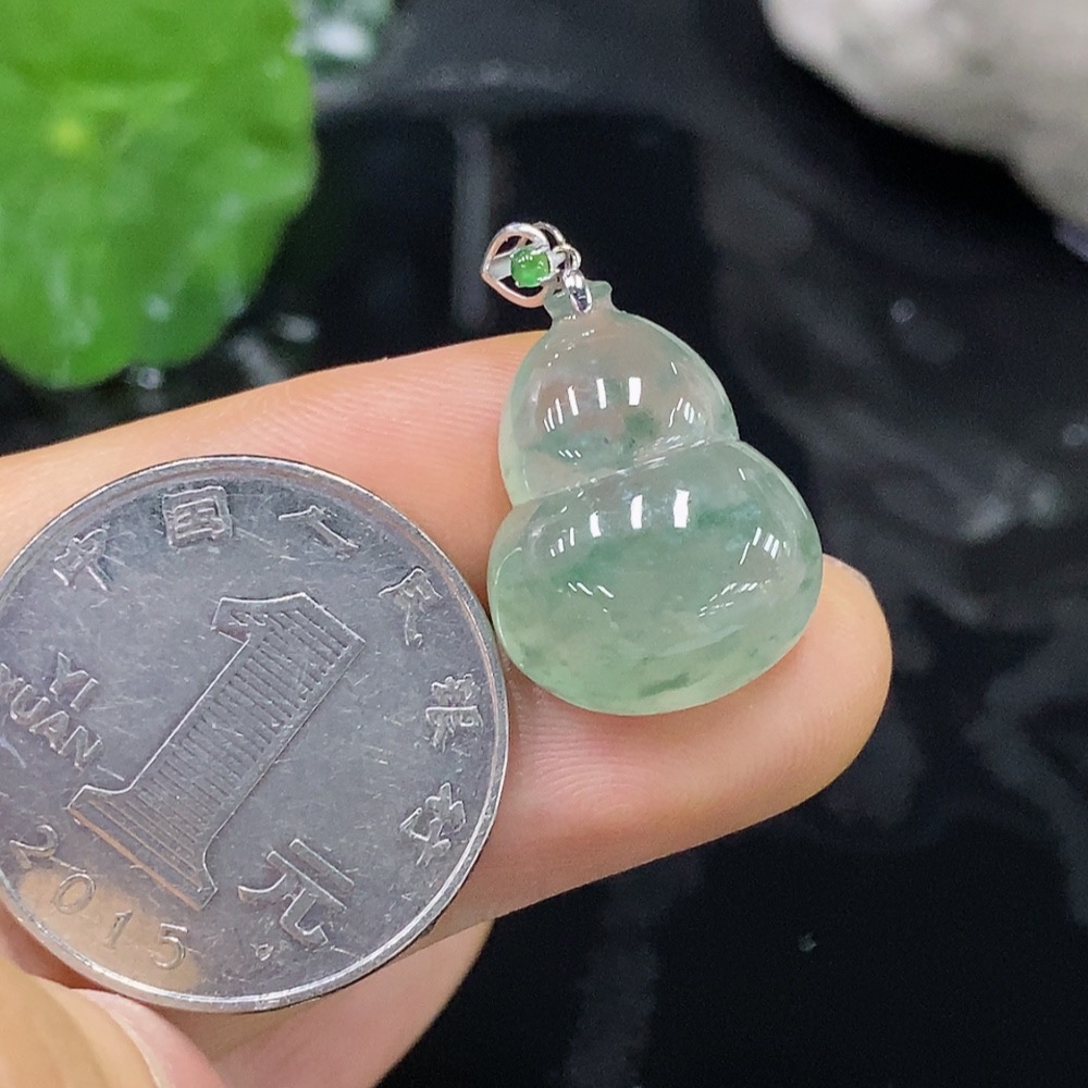 F23607669 Jadeite Gourd Pendant with 18k Gold Bezel, Total Weight 3.703g