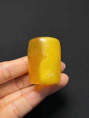 C46537772 琥珀蜜蜡挂件 货品总重约24.67克