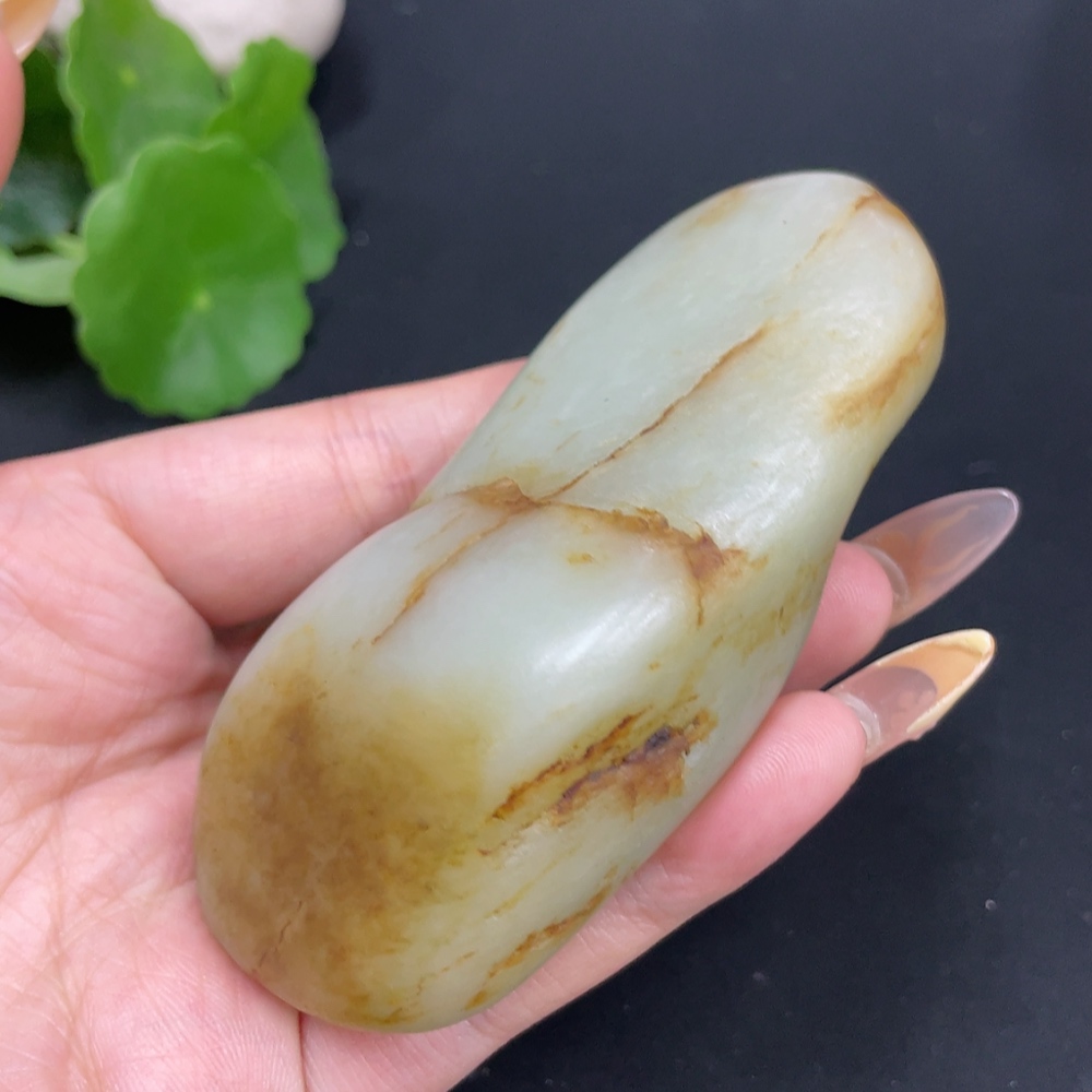 H30490644 Hetian Jade, total weight approx. 179.5g, undetermined skin color origin, contains other mineral components