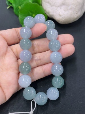 F46567093 翡翠手串  卡12mm左右 货品总重约47.24g