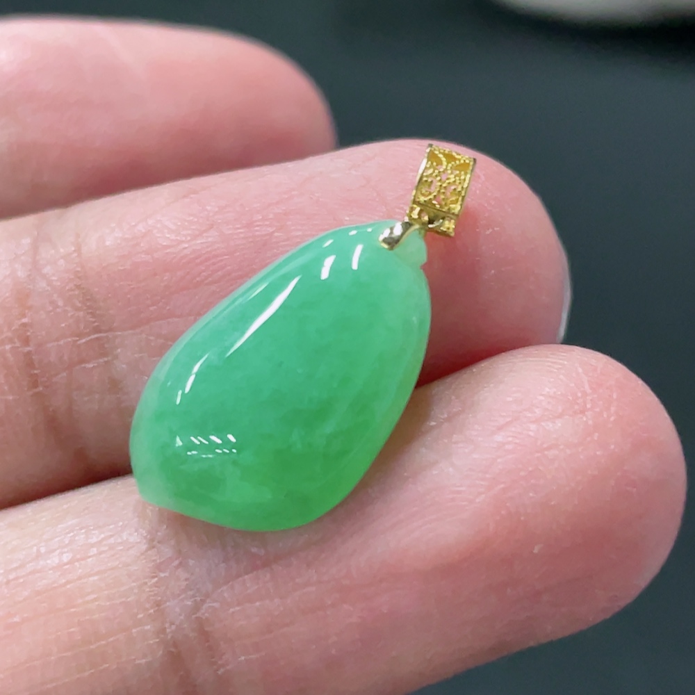 F33935235 Jadeite Peach Pendant with 18K Gold Clasp, Total Weight Approx. 1.68g