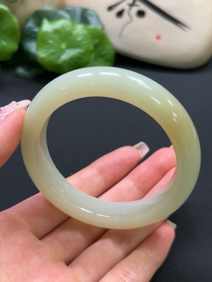 H41917214 和田玉正圈手镯 圈口55.2mm 总重约58.8g