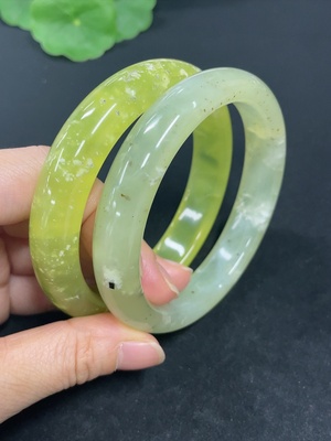 H41872452 岫玉（蛇纹石玉）正圈手镯    圈口61/61    货品总重约101.3g    含其他矿物成份