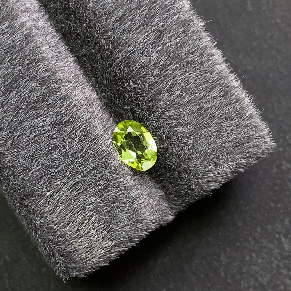 C12304697 Peridot Rough Stone Approx. 0.75ct
