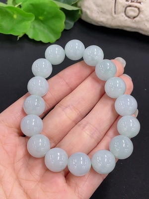 F42970780 翡翠手串  货品总重约55.13g  卡12.4mm左右