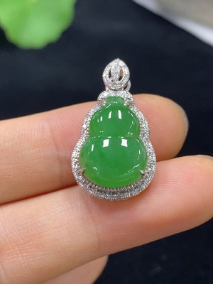 F31601151 Jadeite Gourd Pendant with 18k Gold and Diamond Accents, Total Weight Approximately 2.62 Grams