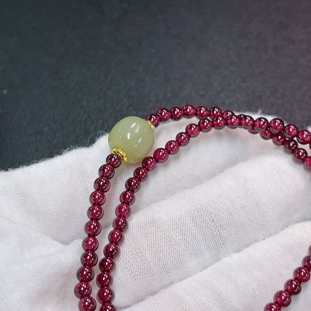 C32743687 Garnet bead chain with Hetian jade, non-gold, total weight approximately 11.08g, bead size about 3.5mm