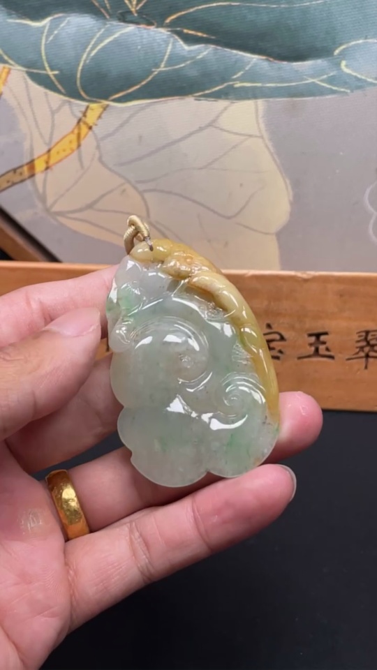 F32740746 Jadeite Ruyi Pendant Total weight including string approx. 32.7g (Color origin undetermined)