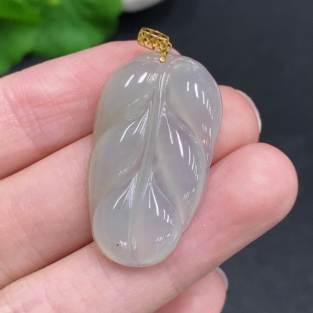 F34968299 Jadeite Leaf Pendant with 18K Gold Clasp, Total Weight Approximately 4.6 Grams