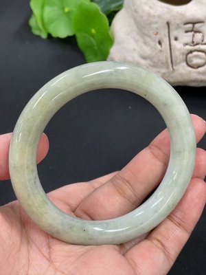 F42952630 翡翠圆条手镯 货品总重约59.77g 55.5圈口