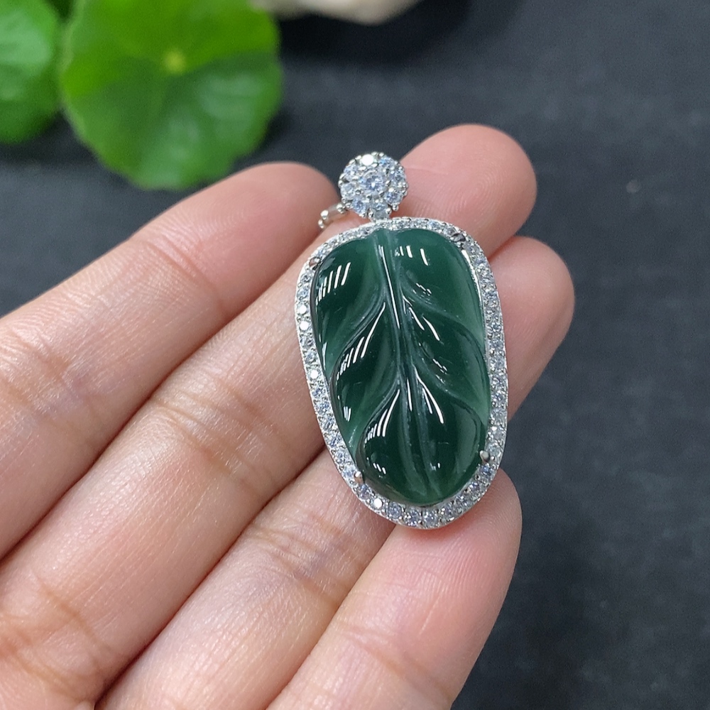 F33912505 Jadeite Inlaid Leaf Pendant Non-Gold Total Weight Approx. 8.65g Including Chain