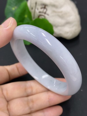 F46615780 翡翠正圈手镯 货品总重量约60.6克 圈口58.3