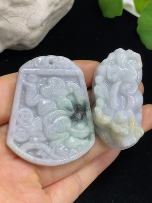 F42978469 翡翠挂件一手走含其他矿物成分