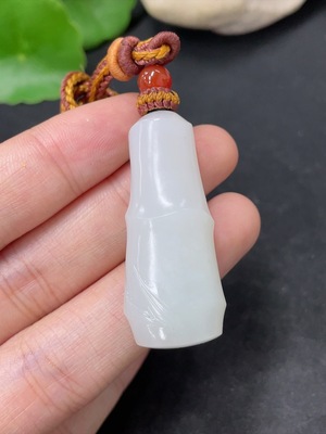 H41945203 和田玉挂件   竹节 货品总重约（含绳）17.4g