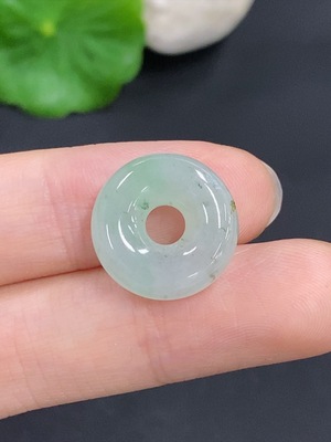 F42968304 翡翠甜甜圈挂件 货品总重量约2.7克