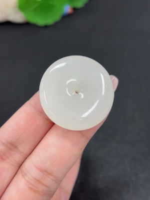 H46521420 和田玉挂件 平安扣 货品总重约16.6g