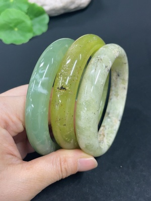 H41872464 岫玉（蛇纹石玉）正圈手镯    圈口63.3/63/60.5    货品总重约168.4g    含其他矿物成份