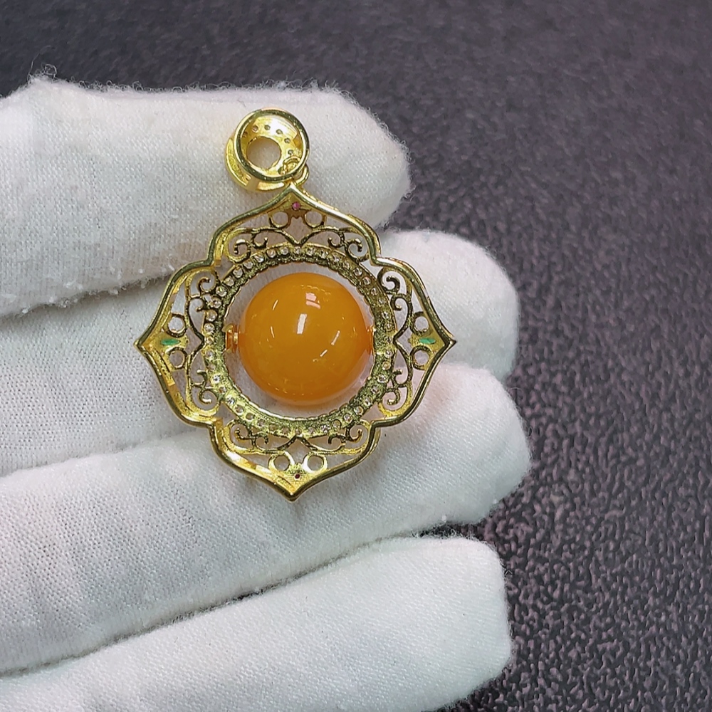C34038645 Amber Beeswax Pendant Non-Gold Total Weight Approx. 4.83g Size About 12.7mm