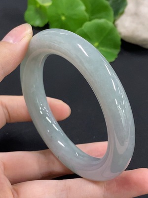 F42969024 翡翠圆条手镯 圈口55.2 货品总重约77.37g