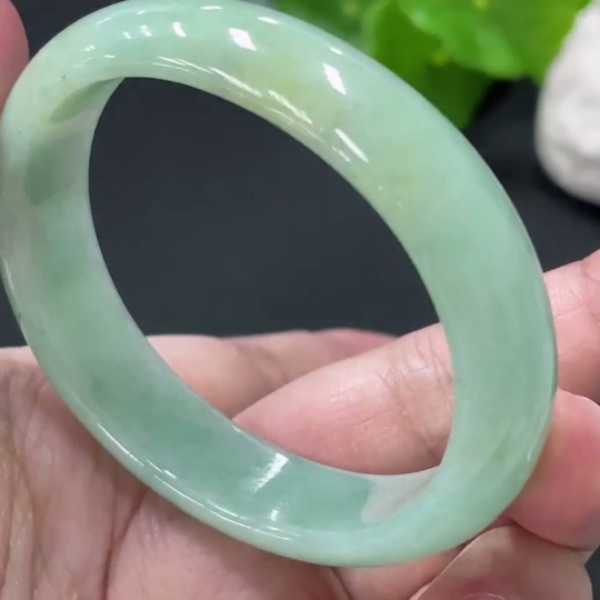 F32821359 Jadeite Concubine Bracelet 38.39g 52.3/44.3 Size