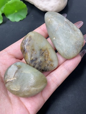 H39579997 和田玉  含其他矿物成分  皮色成因未定  货品总重约127.1g