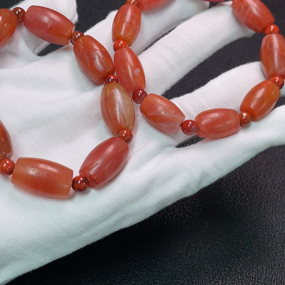 C35091871 Red Agate Bracelet with Visible Organic Matter, Total Weight Approximately 81.46g, Sell as a Lot