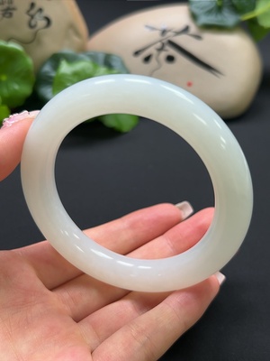 H41917207 和田玉圆条手镯 圈口58.2mm 总重约68.9g