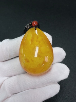 C41930376 琥珀蜜蜡吊坠 局部可见修补 配石考虑非天然 货品总重约22.93克 含绳