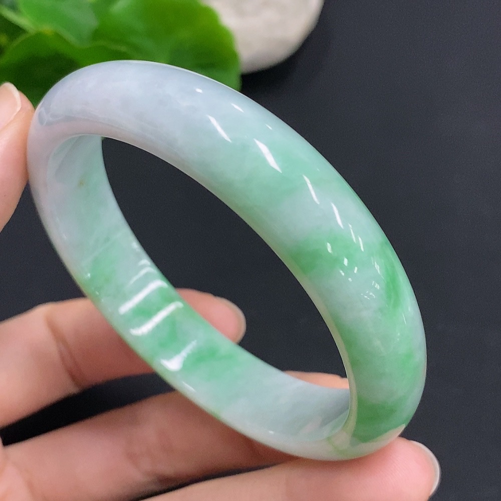 F33832033 Jadeite Regular Bangle (Total Weight: Approx. 50g, Inner Diameter: 57)
