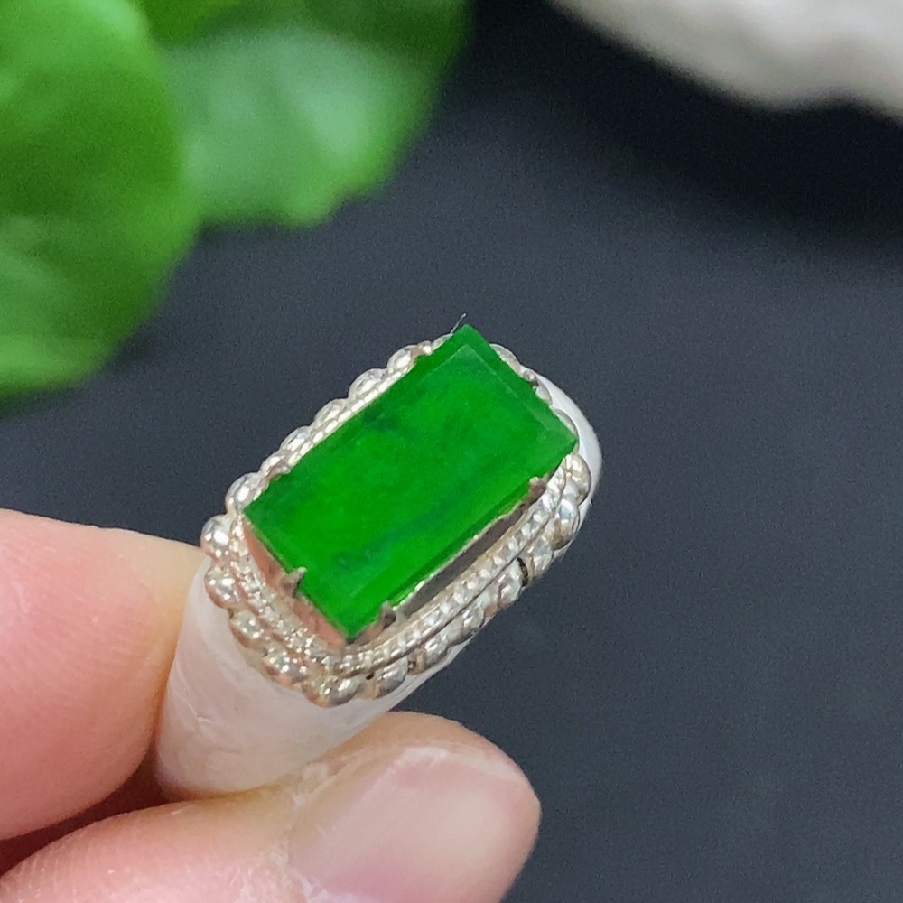 F34050677 Jadeite cabochon, non-gold setting, total weight approximately 8.3 grams