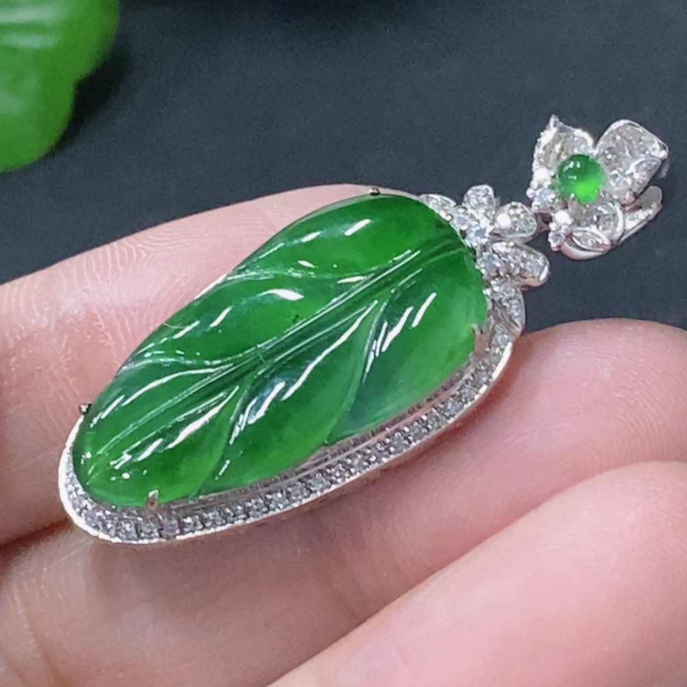 F33849922 Jadeite Inlaid Leaf Pendant 18k Set with Diamonds Total Weight Approx. 4.12g