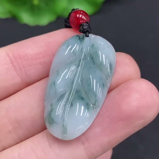 F32793971 Jadeite leaf pendant with a total product weight of approximately 6 grams (including rope weight) and non-jadeite beads
