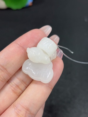 H46521091 和田玉挂件  货品总重约10.5g 含其他矿物成分
