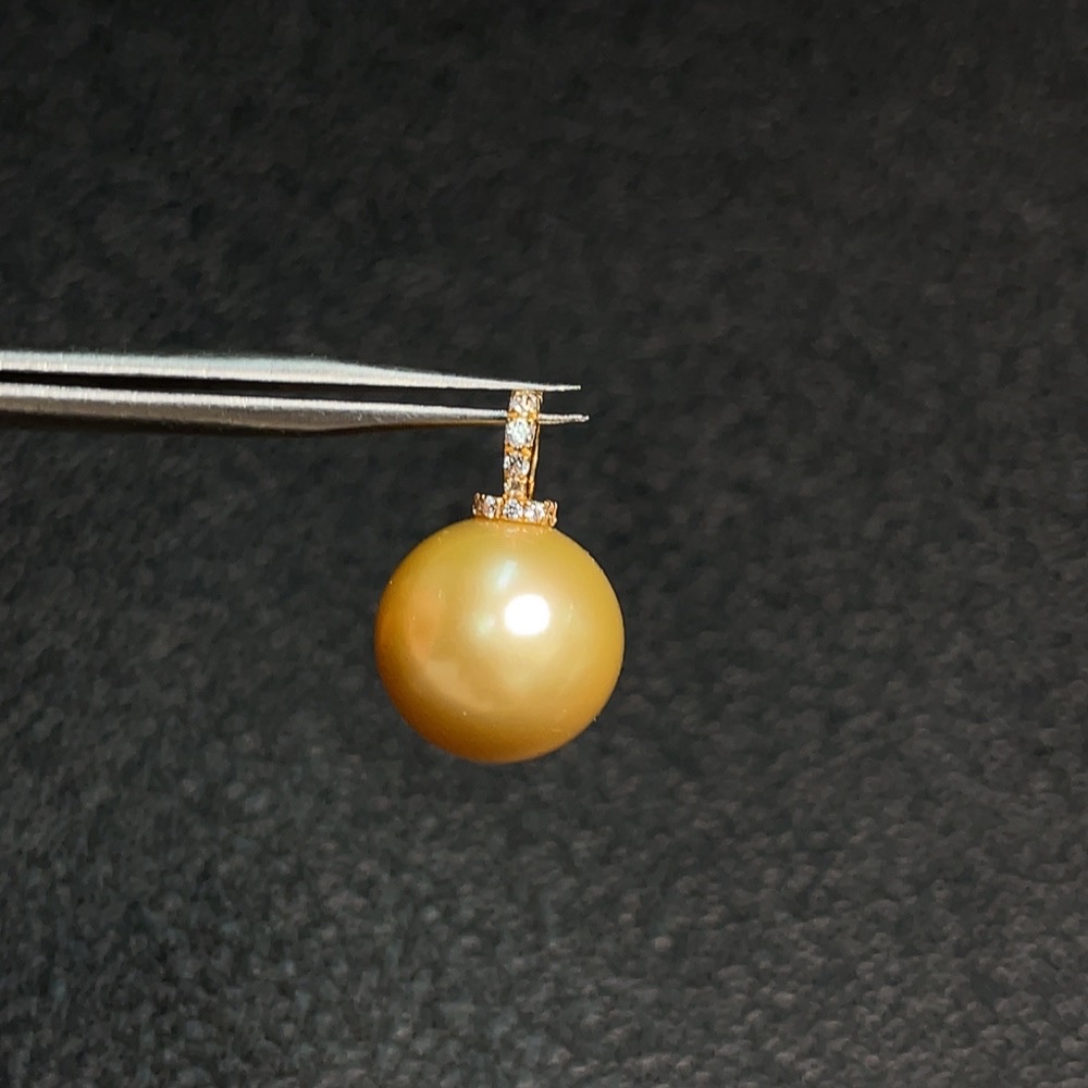 C31657604 Seawater pearl color origin undetermined, non-diamond, 18K gold, total weight approx. 2.39g, size approx. 11.2mm