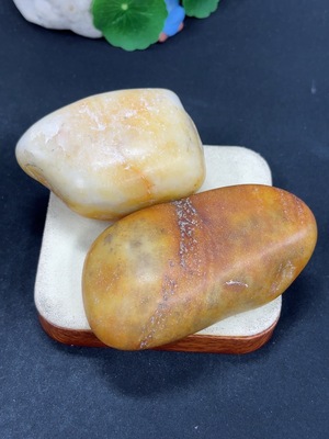 H46587197 和田玉 皮色成因未定 含其他矿物成分 货品总重约557.8g