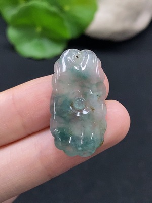 F34996604 翡翠挂件 货品总重约2.72g