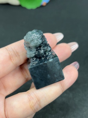 H46586924 和田玉瑞兽印章 货品总重约44.7g 含其他矿物成分