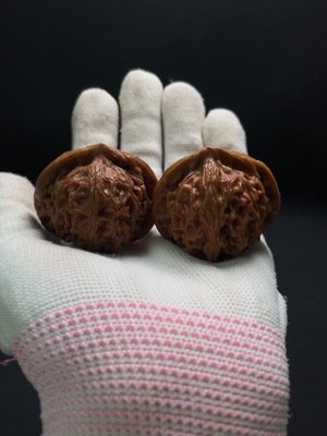 W34987338 Walnut Total weight about 38.67g Size about 39.2mm