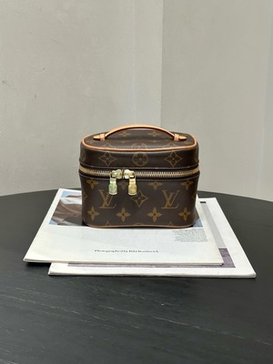 S43097106 路易威登 LV Louis Vuitton 芯片 NICE NANO M44936化妆包 洗漱包化妆盒盒子包手提包，小巧精致包型，自带提手 尺寸：14x10x8.5厘米  9成新