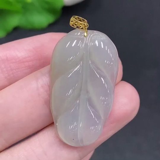 F34968299 Jadeite Leaf Pendant with 18K Gold Clasp, Total Weight Approximately 4.6 Grams