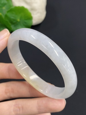 F42968247 翡翠贵妃手镯 货品总重量约35.6克 圈口54/48