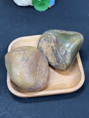 H46587860 和田玉 皮色成因未定 含其他矿物成分 货品总重约743.6g