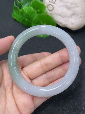 F45449320 翡翠圆条手镯 圈口52.9mm 货品总约重49g