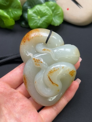 H42980896 和田玉蛇手把件 颜色成因未定 总重约199.3g 含绳