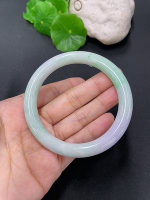 F41934272 翡翠圆条手镯 圈口53.7mm 货品总约重38.37g （修补）