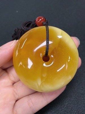 C43160778 琥珀蜜蜡挂件  货品含绳重约47.10克