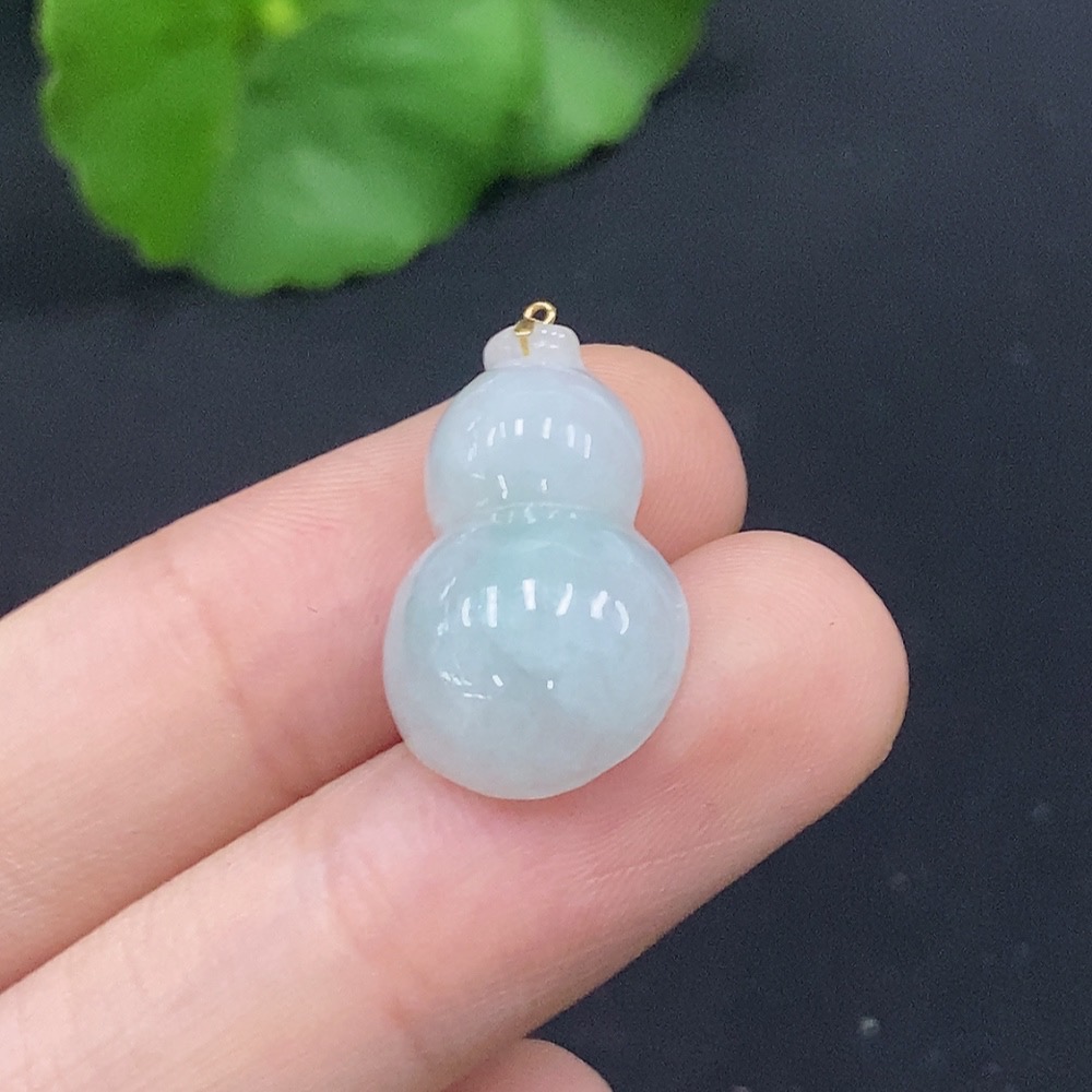 F28202004 Jadeite Gourd Pendant with 18K Gold Clasp, Total Weight Approx. 2.58g