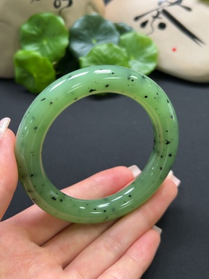 H41917339 和田玉圆条手镯 圈口54.8mm 总重约67.6g
